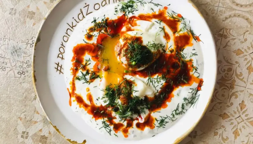 Pyszne tureckie jajka (çılbır) na jogurcie z czosnkiem, polane masłem z papryką i koprem. Idealne na #porankidzoanki.