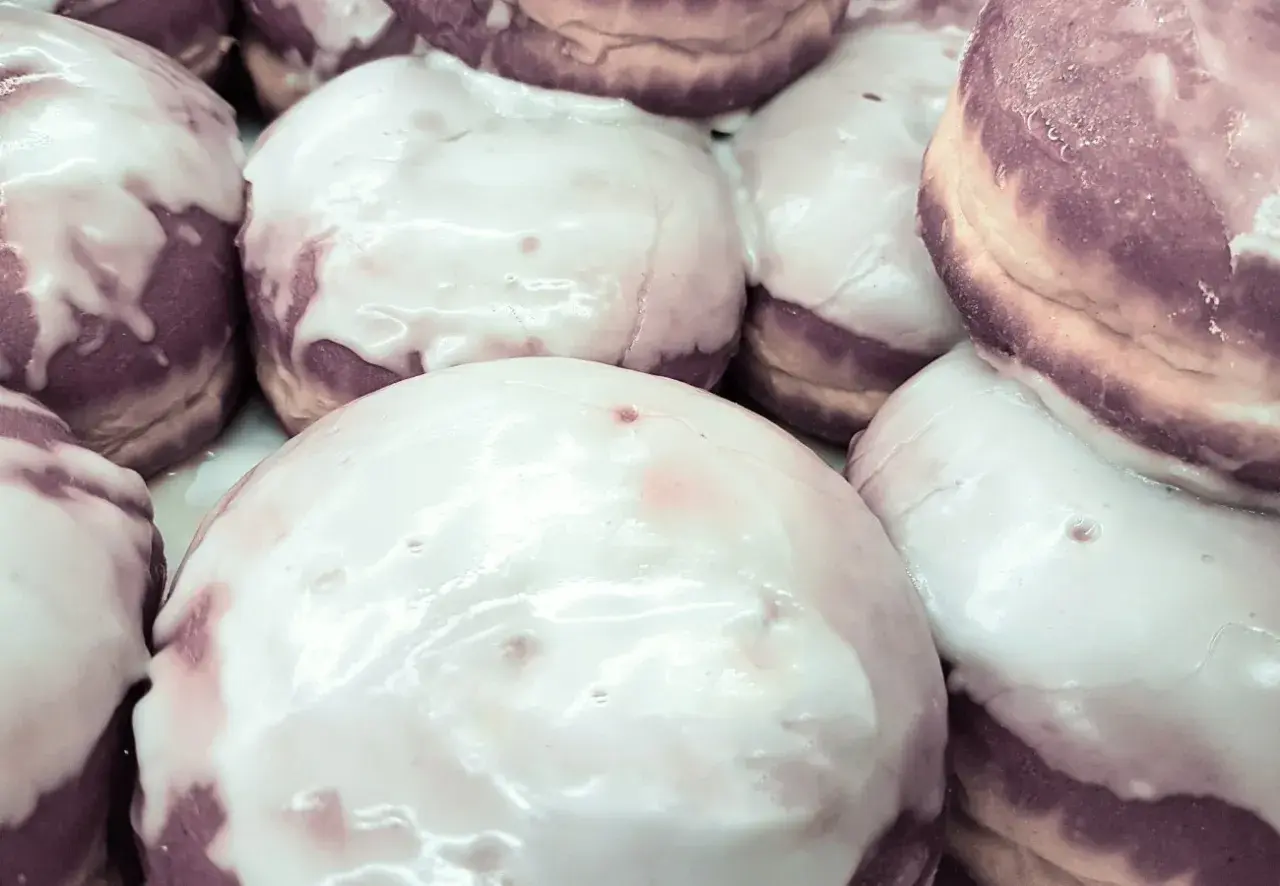 Puszyste pączki z lukrem do cynamonek, kusząco wyglądają.