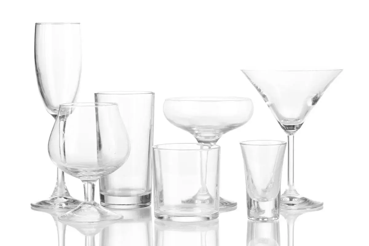 Różnorodne kieliszki do drinków: wysokie do szampana, pękate do koniaku, klasyczne martini i inne.