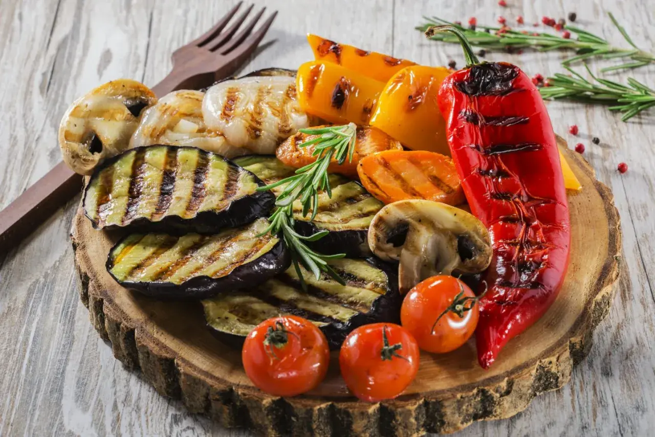 Pyszne przekąski na grilla: grillowany bakłażan, papryka, pieczarki, marchewka i pomidorki.