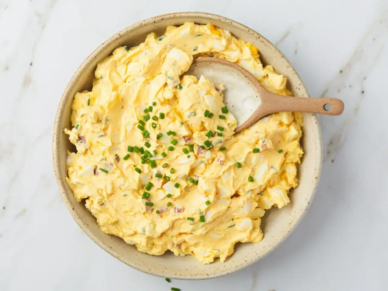 Kremowa pasta jajeczna, idealna na kanapki. Ten prosty przepis na pastę jajeczną zachwyci każdego. Posypana szczypiorkiem.