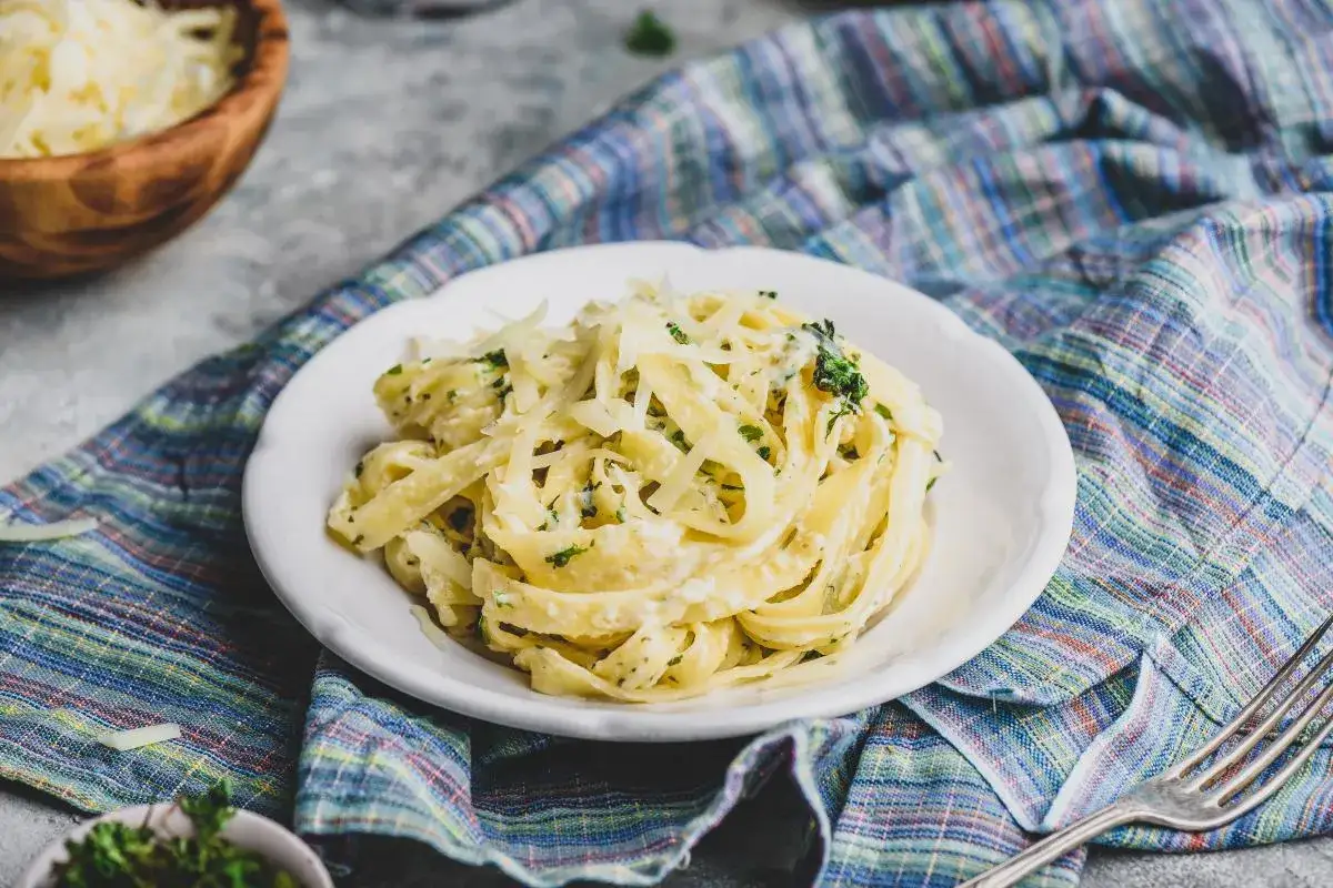 Pyszne fettuccine z parmezanem i ziołami. Różne rodzaje makaronu mogą być równie apetyczne.