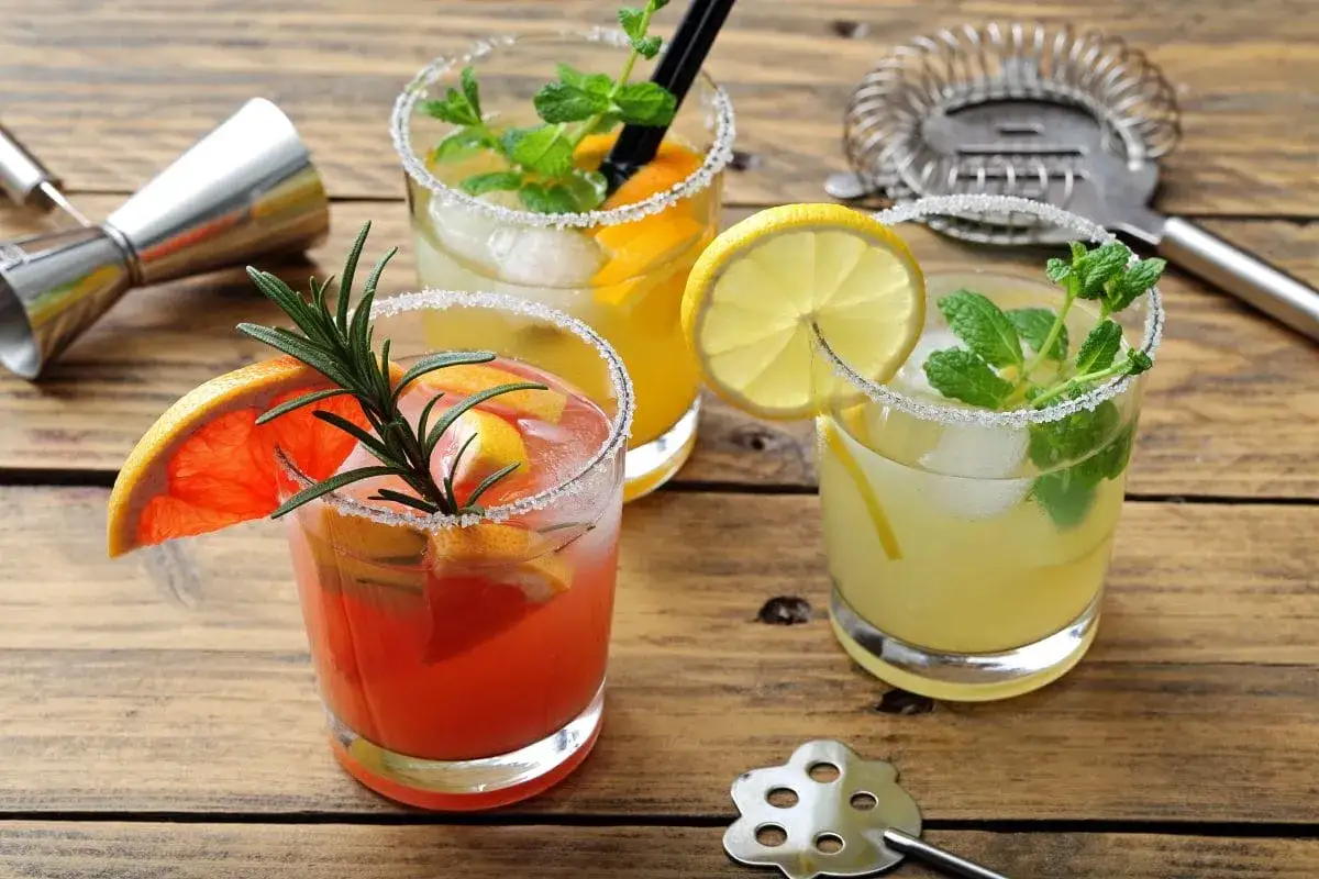 Trzy orzeźwiające drinki z owocami cytrusowymi i miętą, idealne do podania z tekila.