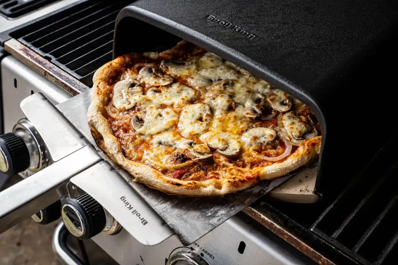 Pieczenie pizzy na grillu Broil King to świetny sposób na uzyskanie idealnie chrupiącego ciasta i rozpływającego się sera.