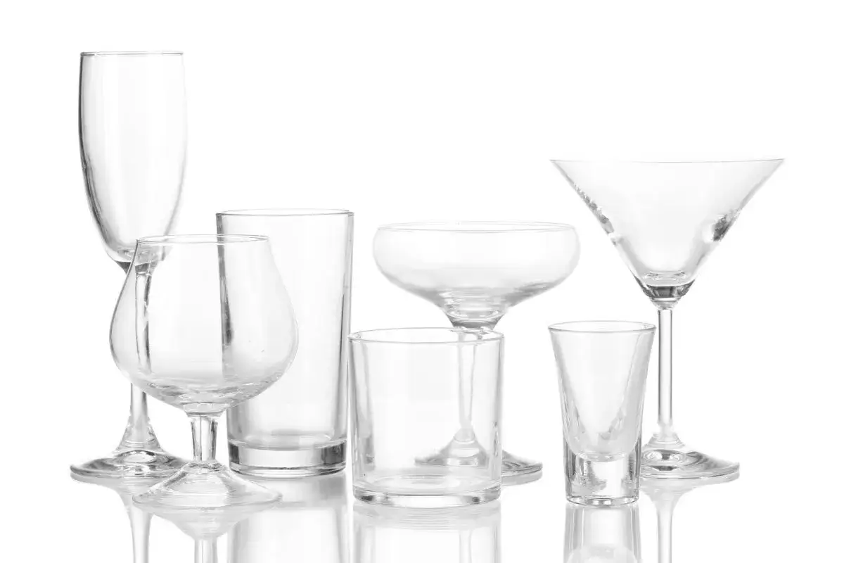 Różnorodne kieliszki do drinków: wysokie do szampana, pękate do koniaku, klasyczne martini i inne.
